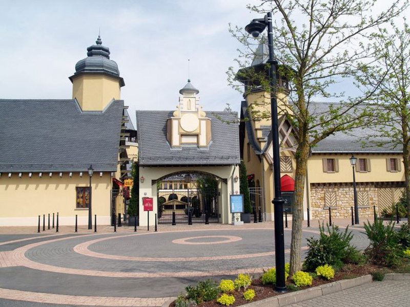 Entspanntes Shopping-Erlebnis unter freiem Himmel Entspanntes Shopping-Erlebnis unter freiem Himmel